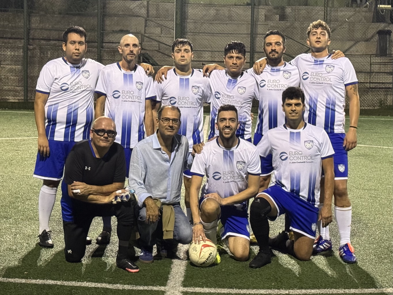 La squadra con la divisa biancoblù e lo sponsor Eurocontrol